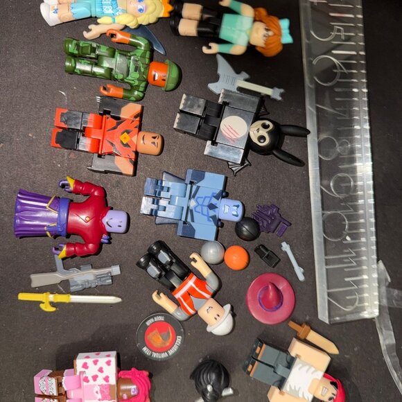 Lot Of 10 Roblox Action Figures With Accessories no codes - Picture 2 of 8